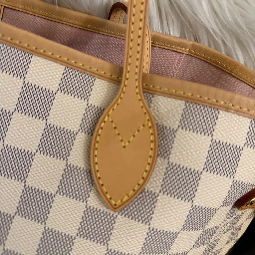 Louis Vuitton White and Tan Checkered Shoulder Bag - Picture 4 of 5